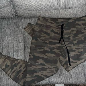 Zyia camo joggers